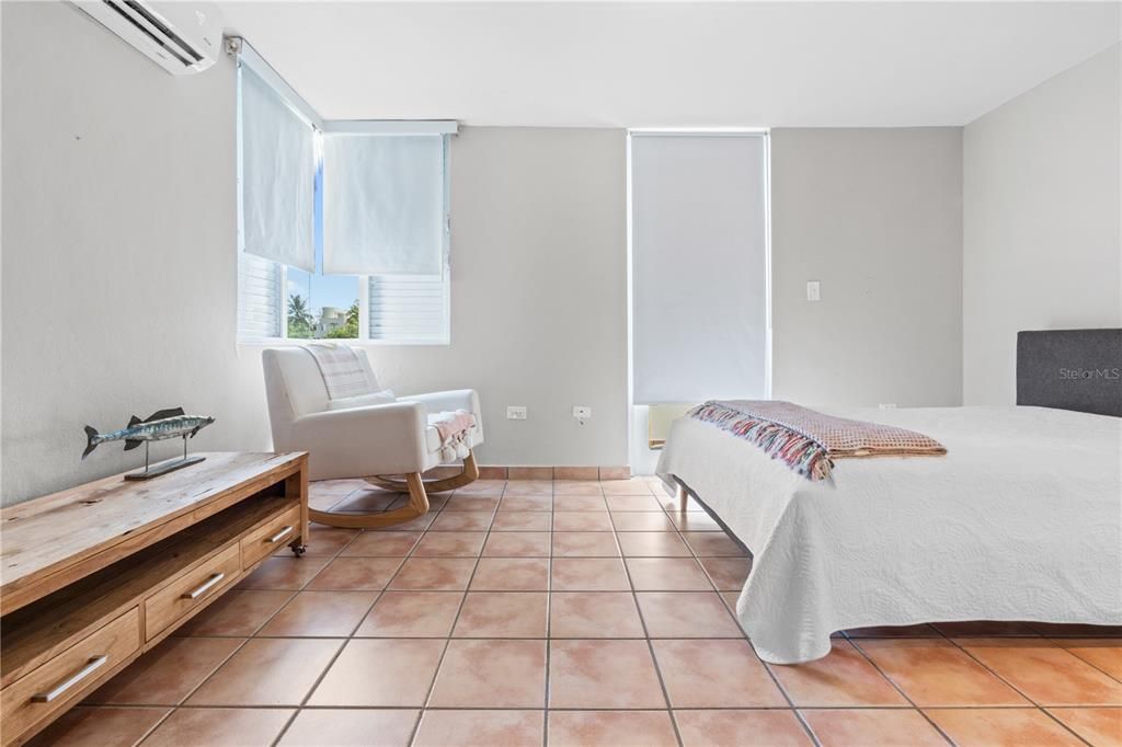 For Sale: $729,000 (4 beds, 4 baths, 2900 Square Feet)