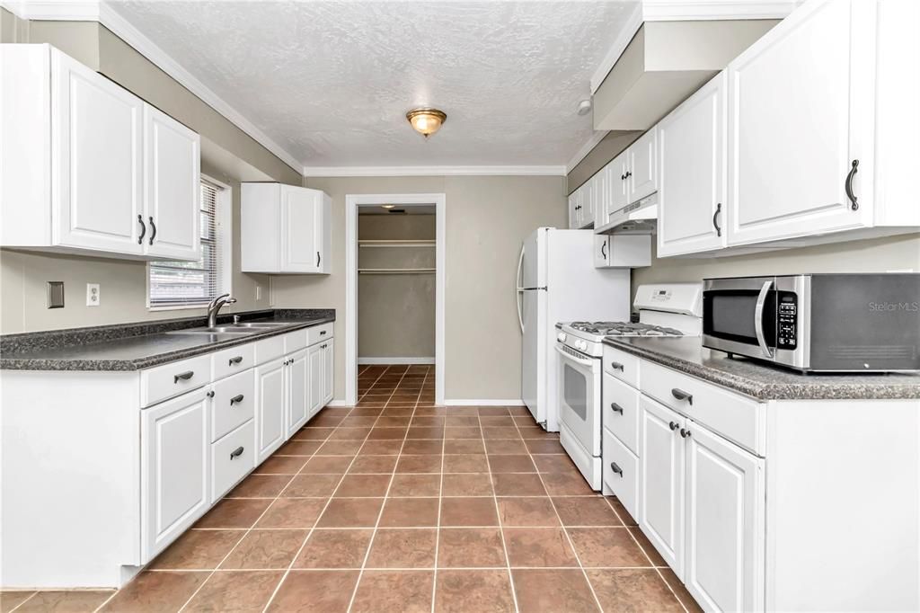 Active With Contract: $199,900 (3 beds, 2 baths, 1200 Square Feet)