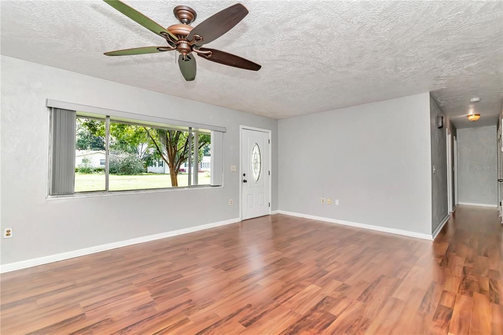 Active With Contract: $199,900 (3 beds, 2 baths, 1200 Square Feet)