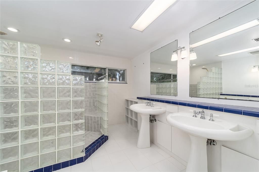 Big Master Bathroom with 2 sinks