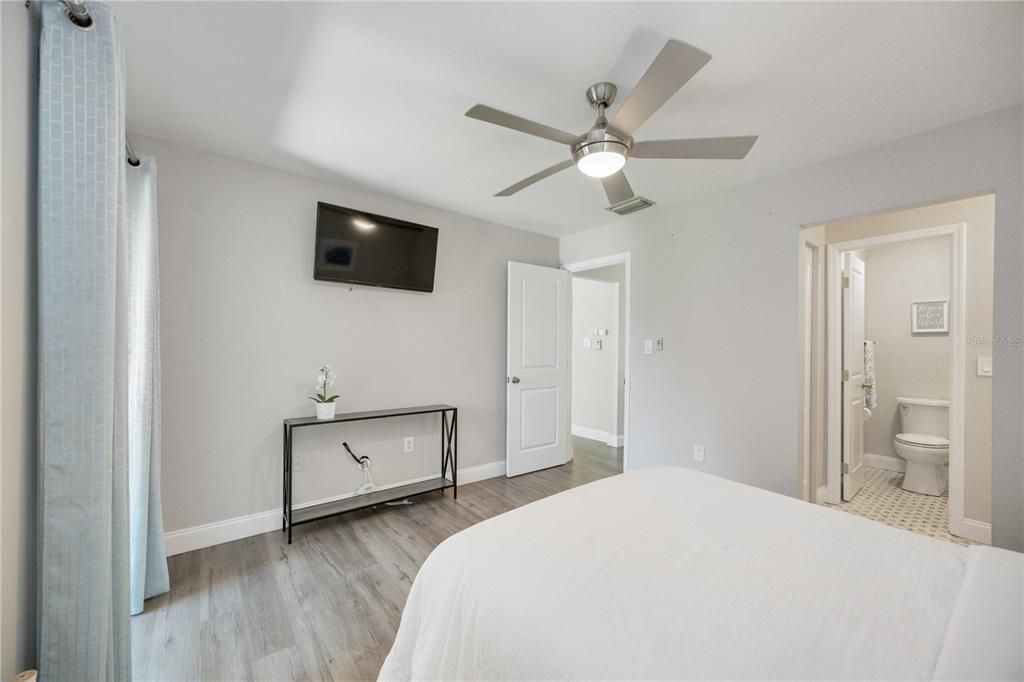 For Sale: $349,900 (2 beds, 2 baths, 1676 Square Feet)