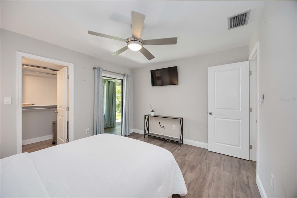 For Sale: $349,900 (2 beds, 2 baths, 1676 Square Feet)