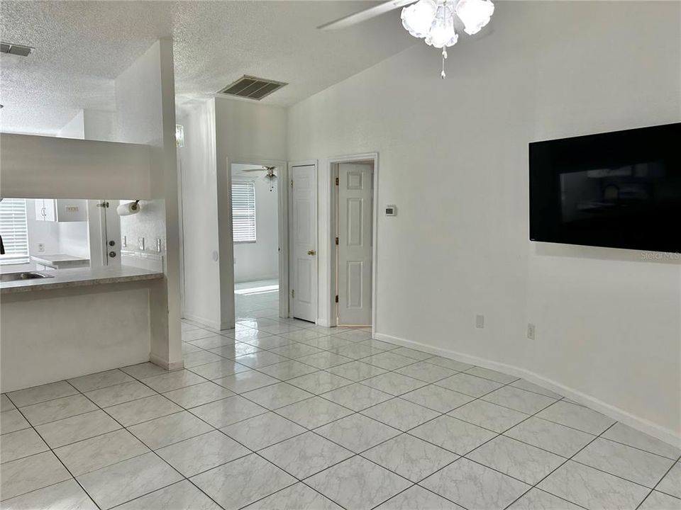 For Rent: $1,600 (3 beds, 1 baths, 1038 Square Feet)