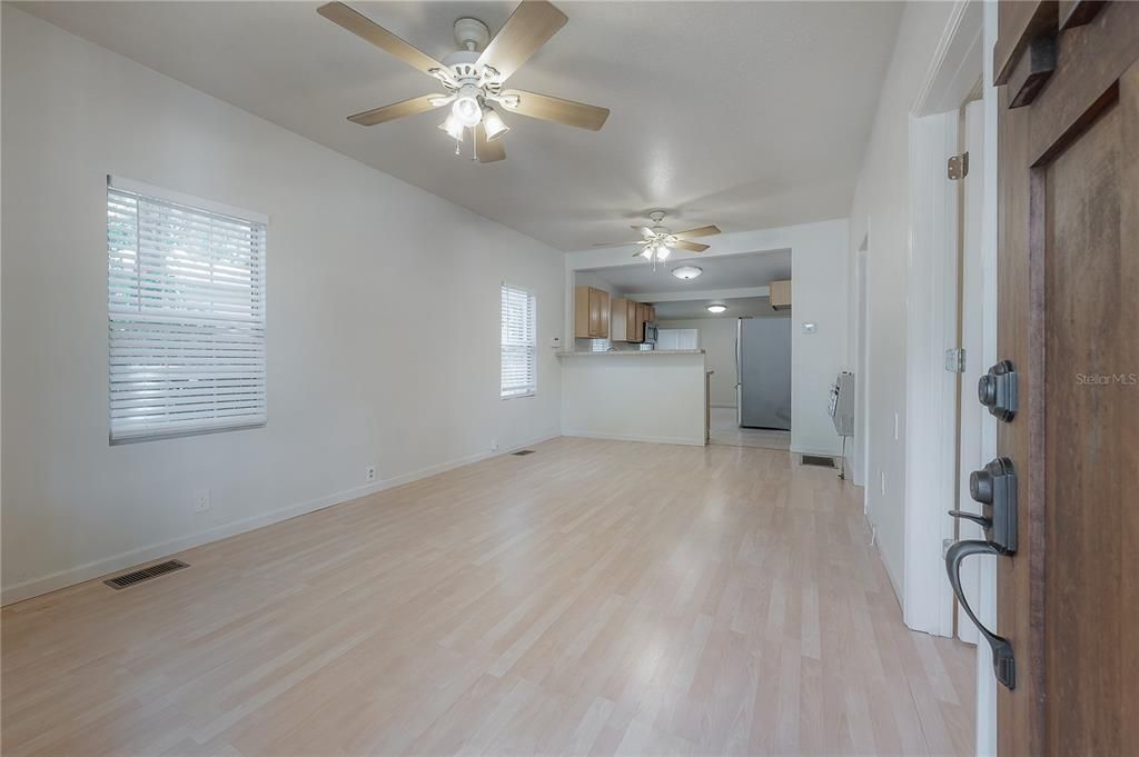 For Sale: $289,900 (2 beds, 1 baths, 981 Square Feet)