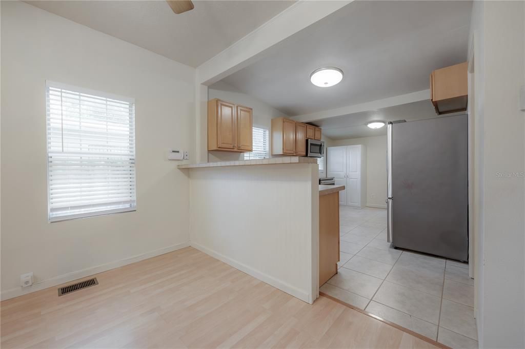 For Sale: $289,900 (2 beds, 1 baths, 981 Square Feet)