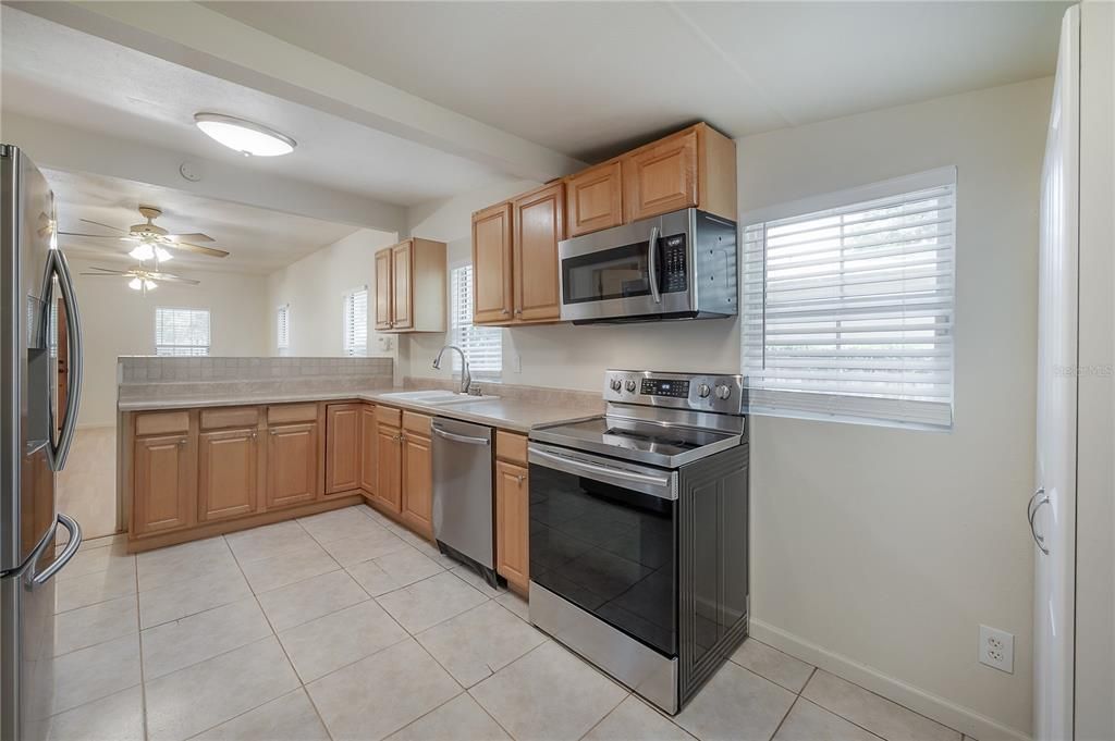 For Sale: $289,900 (2 beds, 1 baths, 981 Square Feet)