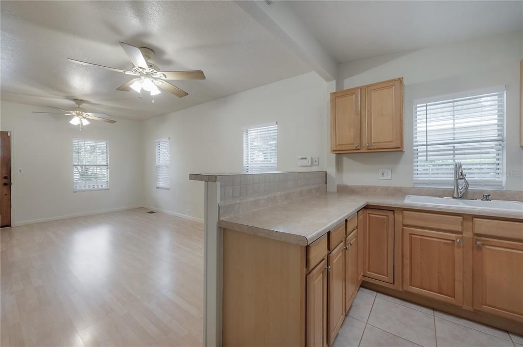 For Sale: $289,900 (2 beds, 1 baths, 981 Square Feet)