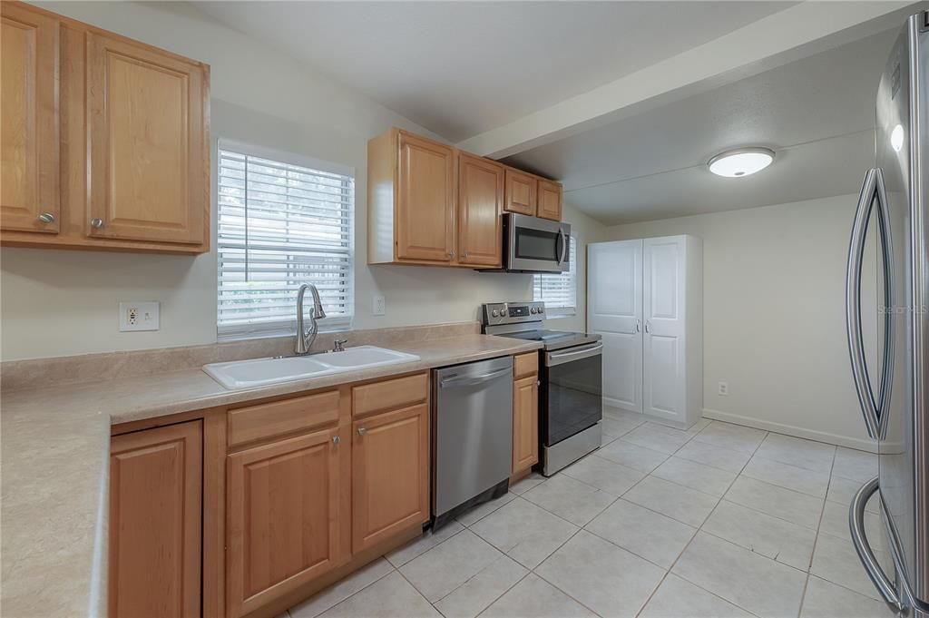 For Sale: $289,900 (2 beds, 1 baths, 981 Square Feet)