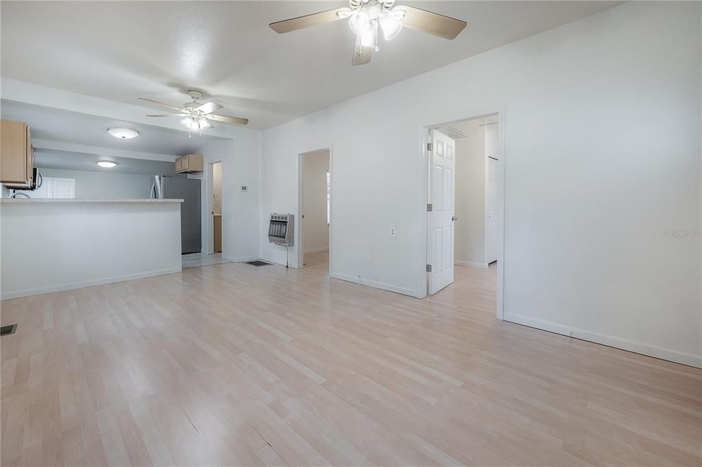 For Sale: $289,900 (2 beds, 1 baths, 981 Square Feet)