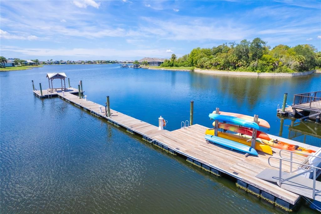 Community Dock - hook up and have lunch at the Club House