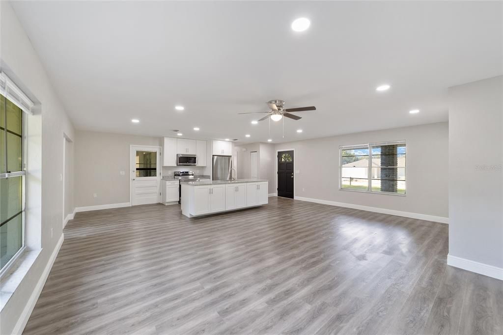 Active With Contract: $249,900 (3 beds, 2 baths, 1431 Square Feet)