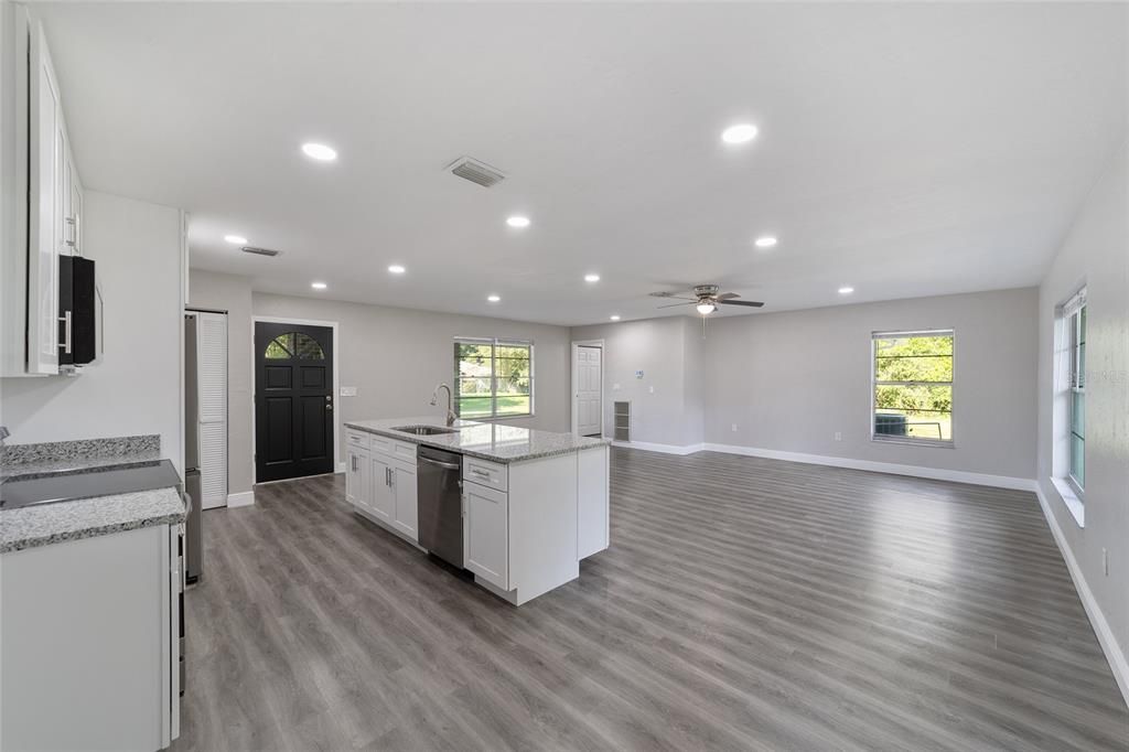 Active With Contract: $249,900 (3 beds, 2 baths, 1431 Square Feet)