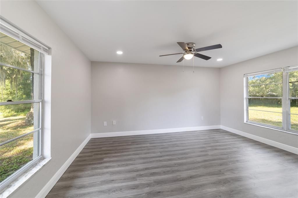 Active With Contract: $249,900 (3 beds, 2 baths, 1431 Square Feet)