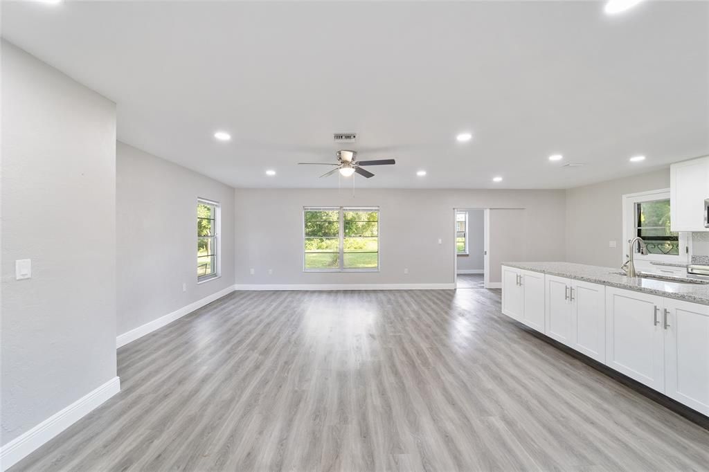 Active With Contract: $249,900 (3 beds, 2 baths, 1431 Square Feet)