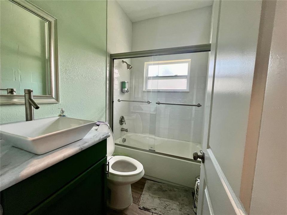 For Rent: $1,900 (2 beds, 1 baths, 980 Square Feet)