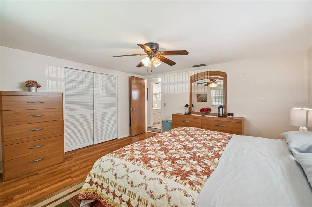 For Sale: $255,000 (2 beds, 1 baths, 1128 Square Feet)