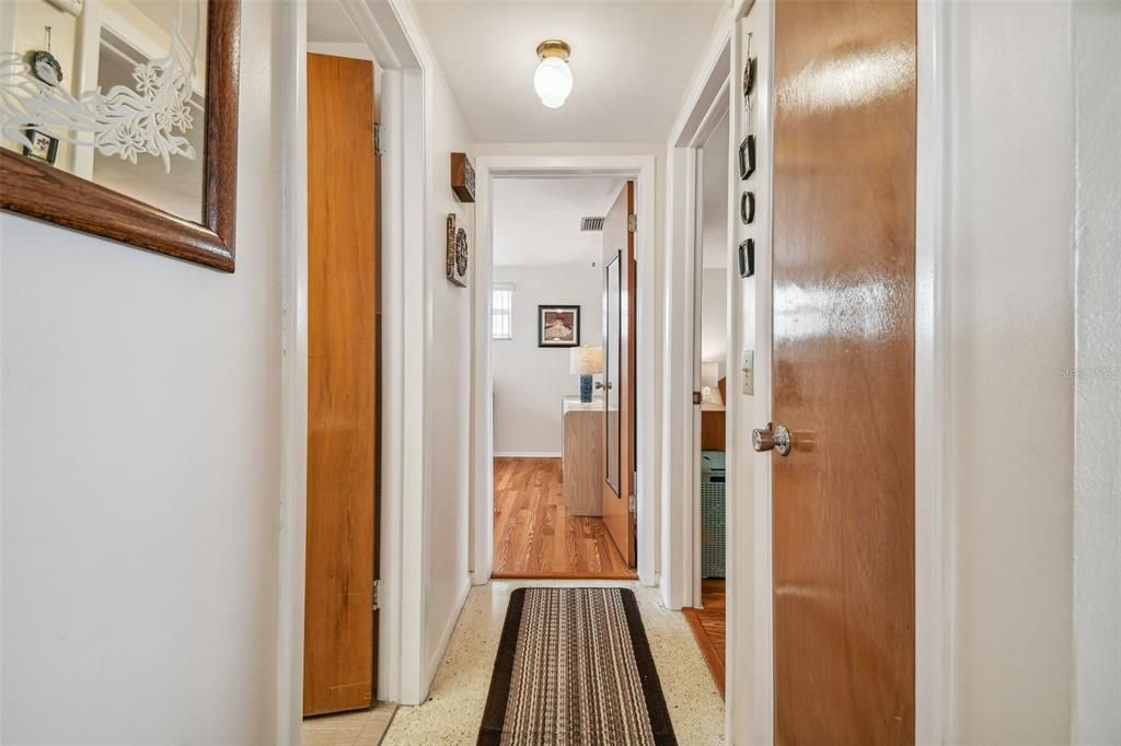 For Sale: $255,000 (2 beds, 1 baths, 1128 Square Feet)