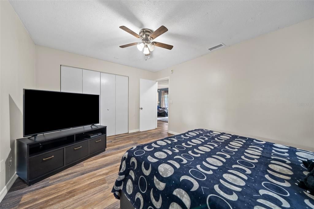 Active With Contract: $195,000 (2 beds, 1 baths, 950 Square Feet)