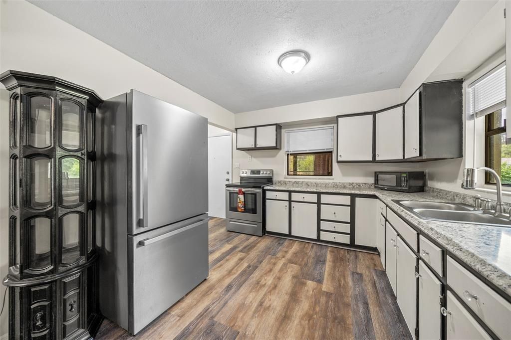 Active With Contract: $195,000 (2 beds, 1 baths, 950 Square Feet)