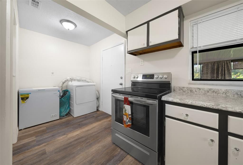 Active With Contract: $195,000 (2 beds, 1 baths, 950 Square Feet)