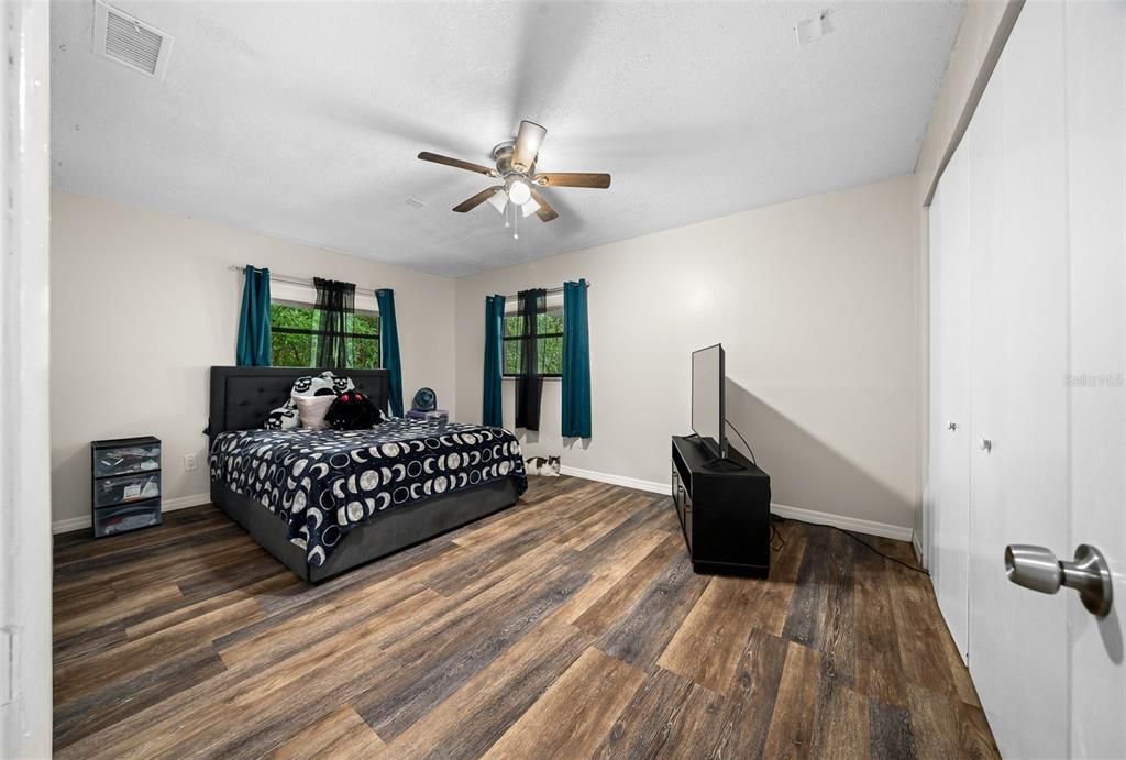 Active With Contract: $195,000 (2 beds, 1 baths, 950 Square Feet)