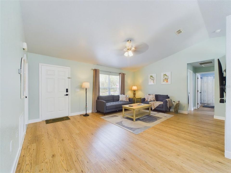 For Sale: $250,000 (3 beds, 2 baths, 1191 Square Feet)