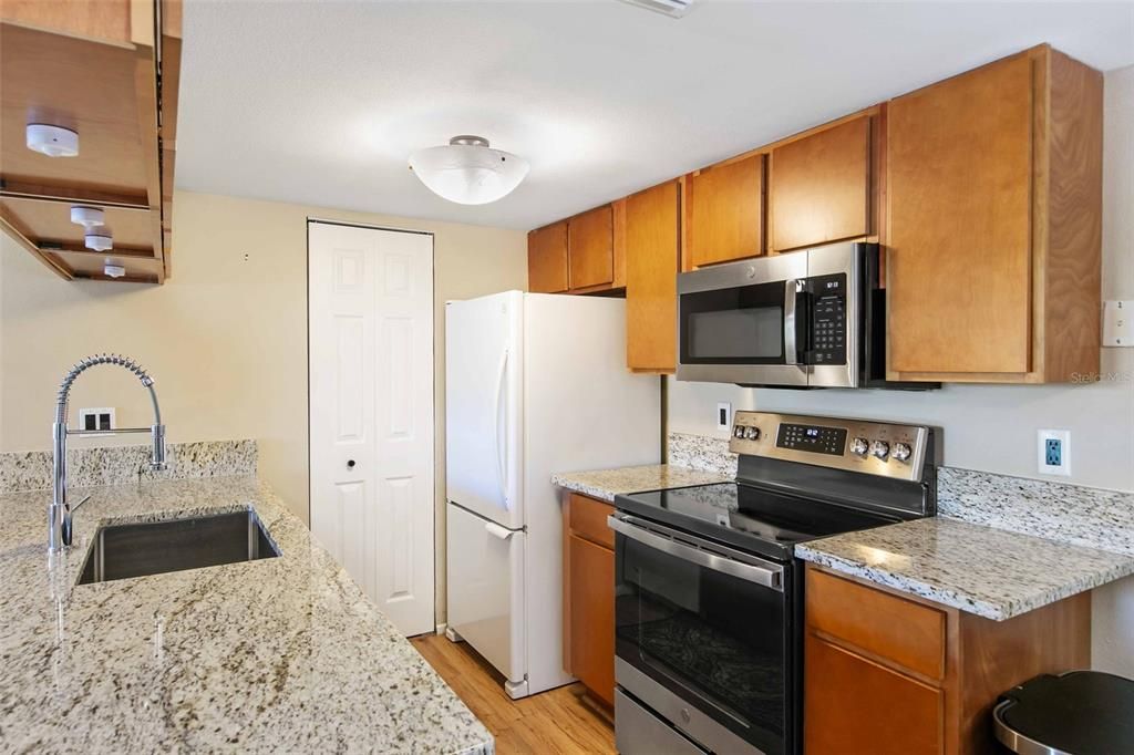 For Sale: $199,900 (2 beds, 2 baths, 942 Square Feet)
