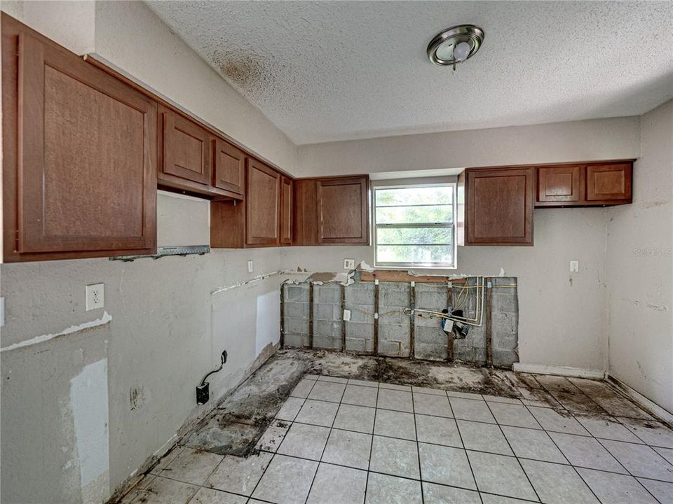 Active With Contract: $137,500 (2 beds, 1 baths, 936 Square Feet)