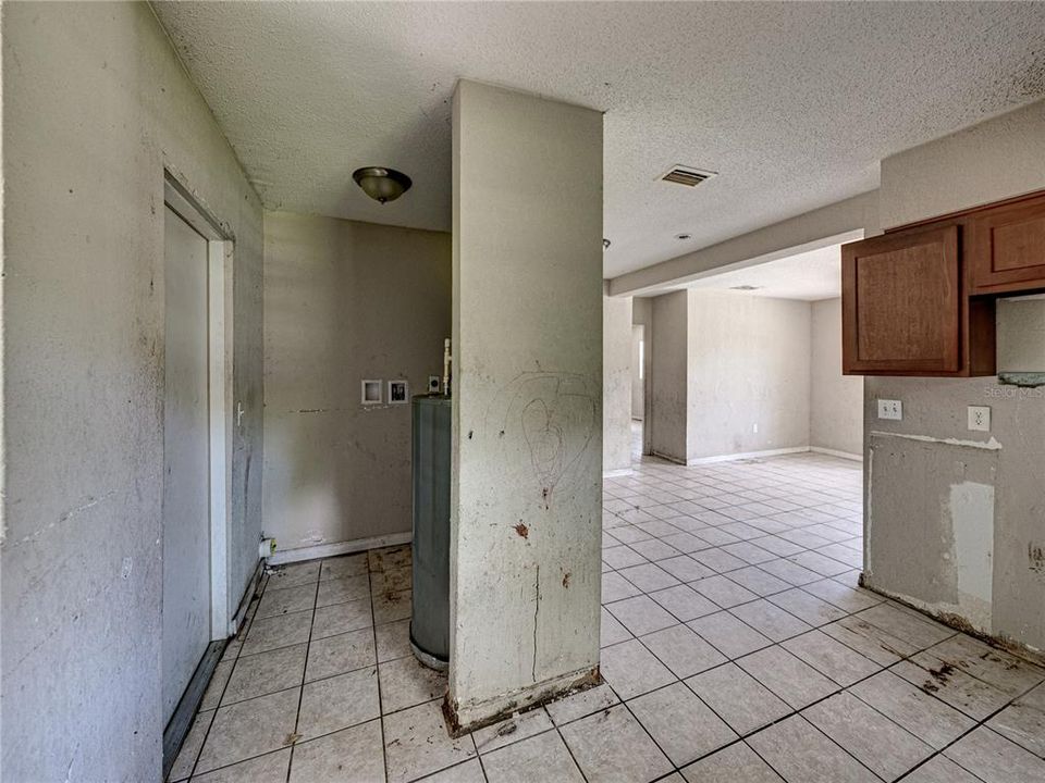 Active With Contract: $137,500 (2 beds, 1 baths, 936 Square Feet)