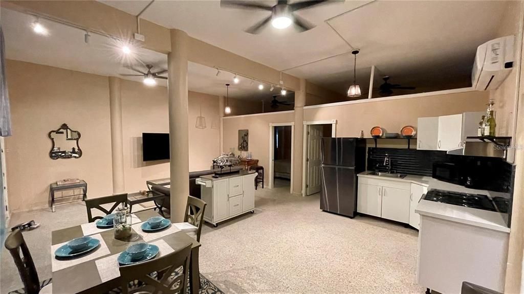 For Rent: $2,100 (2 beds, 1 baths, 1000 Square Feet)