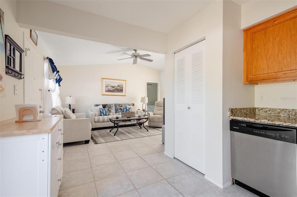 Active With Contract: $1,500 (2 beds, 2 baths, 912 Square Feet)