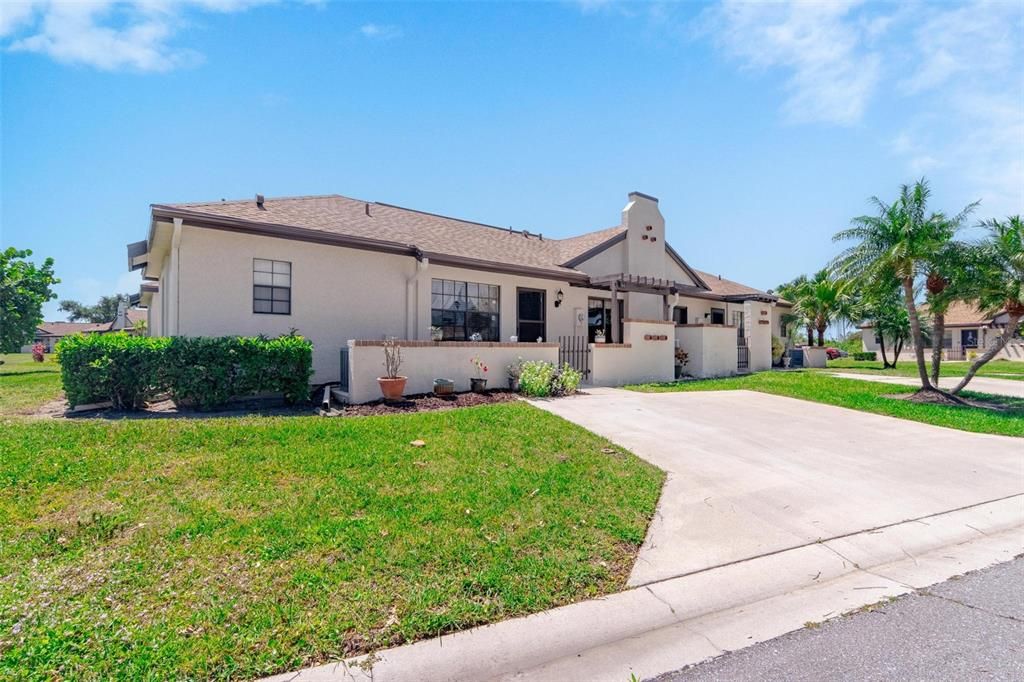 Active With Contract: $1,500 (2 beds, 2 baths, 912 Square Feet)