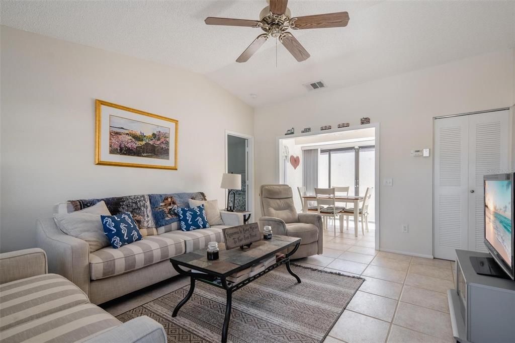 Active With Contract: $1,500 (2 beds, 2 baths, 912 Square Feet)