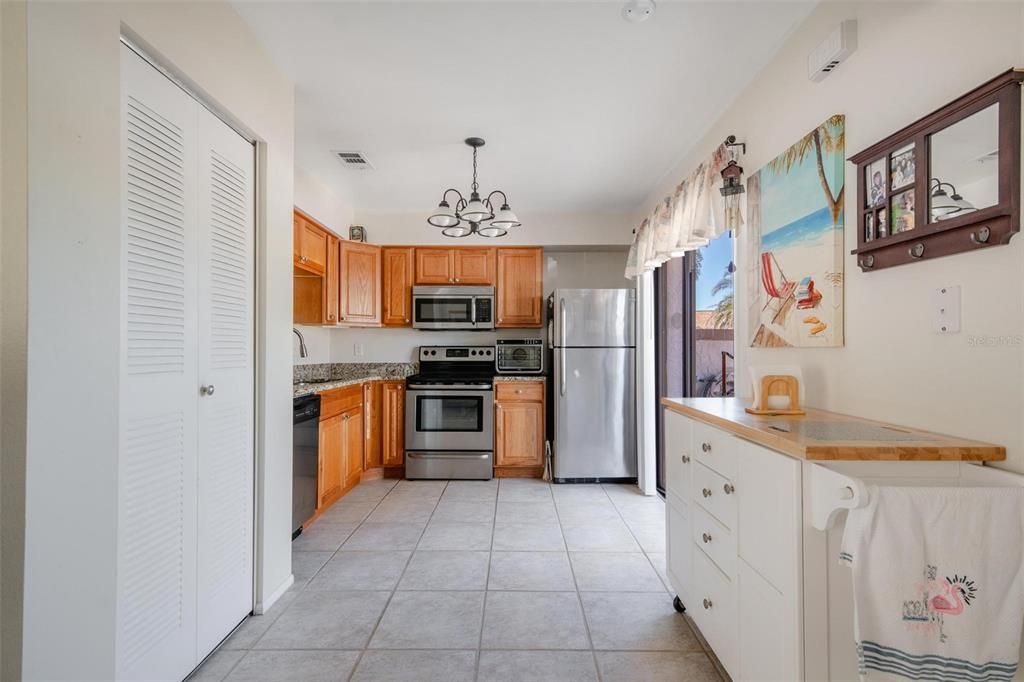 Active With Contract: $1,500 (2 beds, 2 baths, 912 Square Feet)