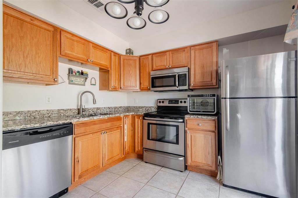 Active With Contract: $1,500 (2 beds, 2 baths, 912 Square Feet)