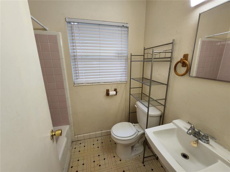 For Rent: $1,500 (3 beds, 2 baths, 1345 Square Feet)