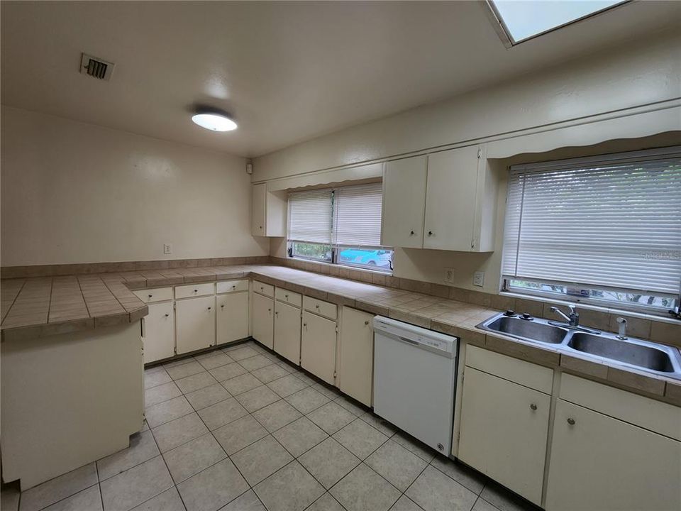 For Rent: $1,500 (3 beds, 2 baths, 1345 Square Feet)