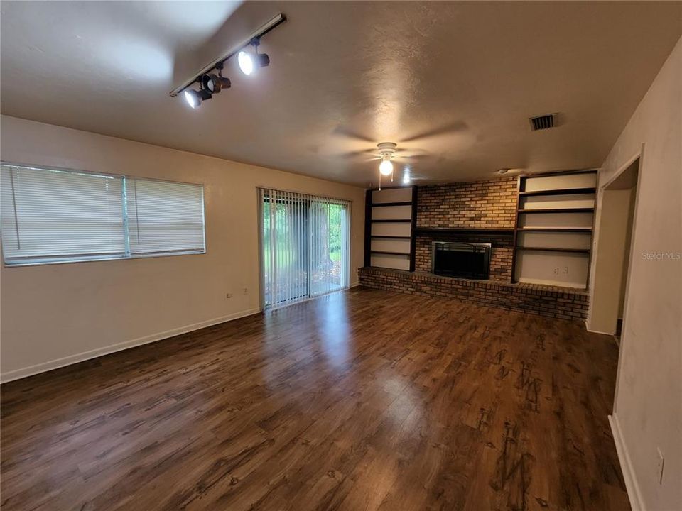 For Rent: $1,500 (3 beds, 2 baths, 1345 Square Feet)