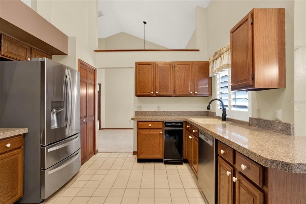 Kitchen / solid wood cabinets and granite countertops