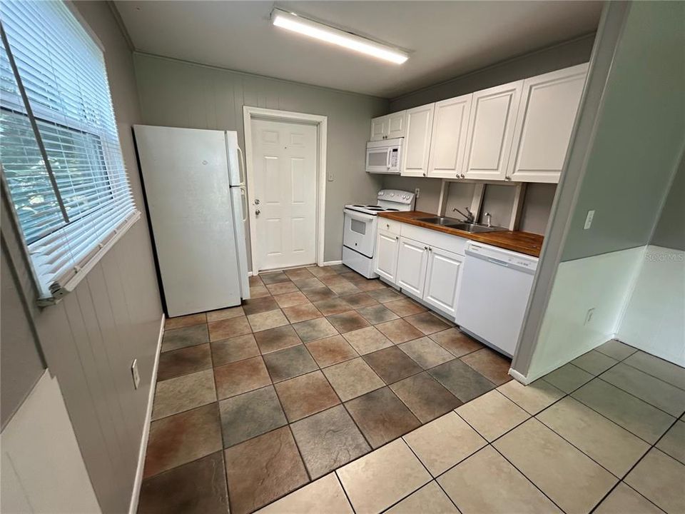 Active With Contract: $1,695 (2 beds, 2 baths, 1448 Square Feet)