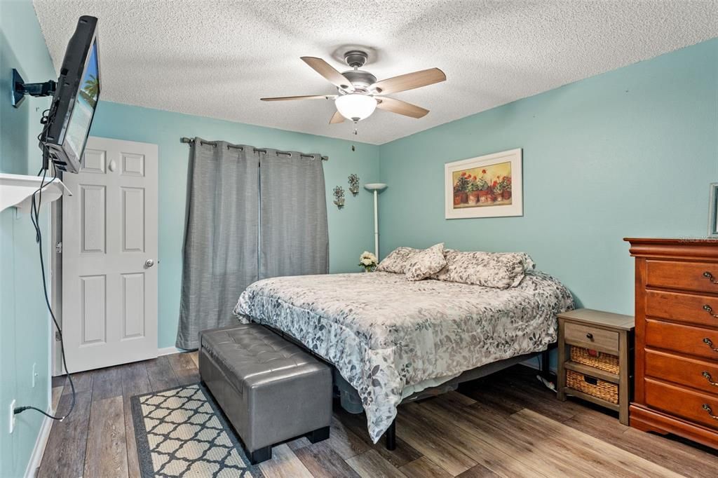 Active With Contract: $269,900 (2 beds, 2 baths, 1350 Square Feet)