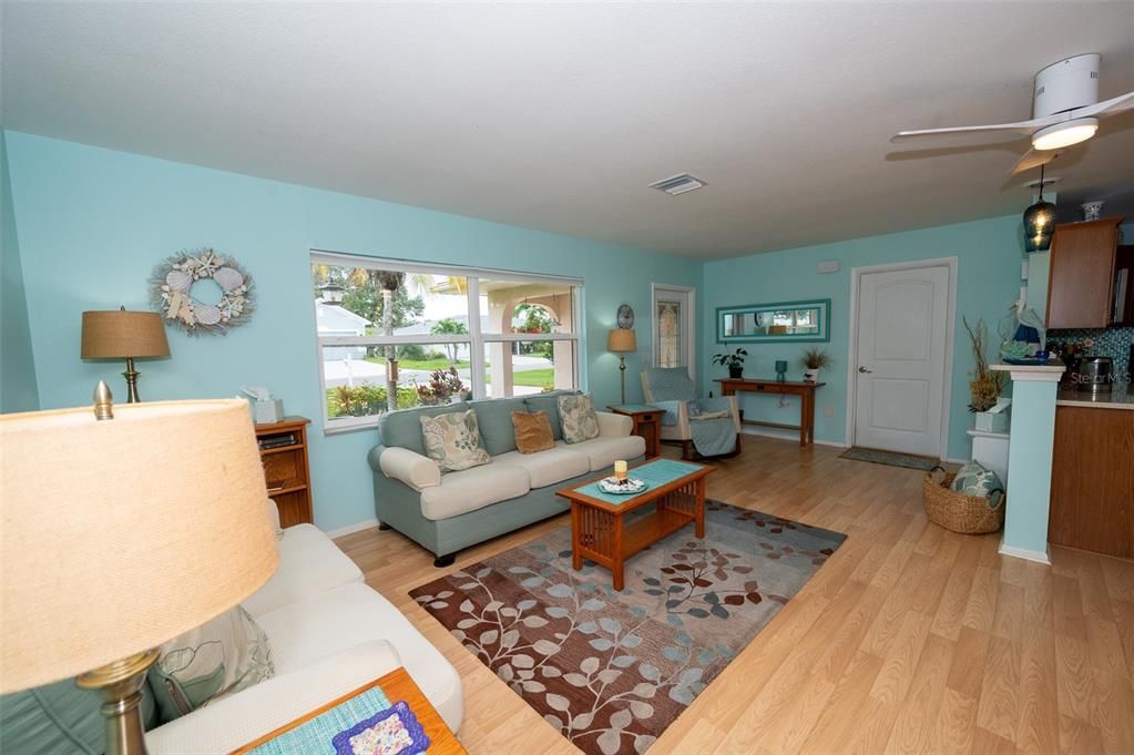 For Sale: $349,000 (3 beds, 2 baths, 1427 Square Feet)