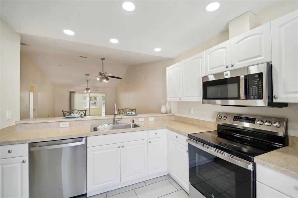 For Sale: $264,999 (2 beds, 2 baths, 1500 Square Feet)