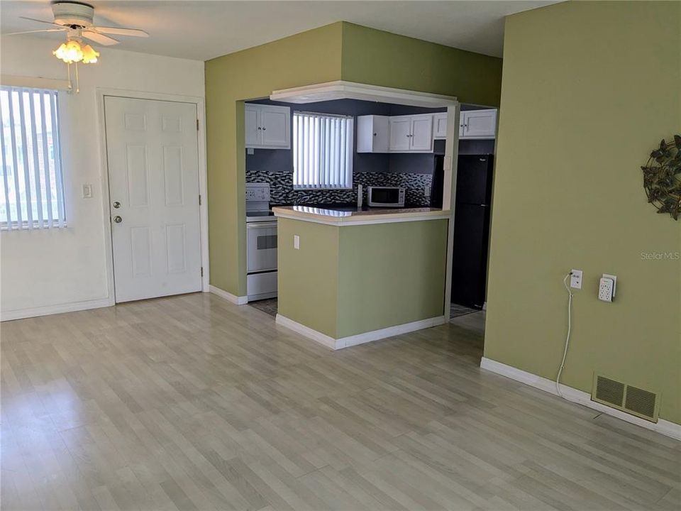 For Rent: $1,300 (1 beds, 1 baths, 576 Square Feet)