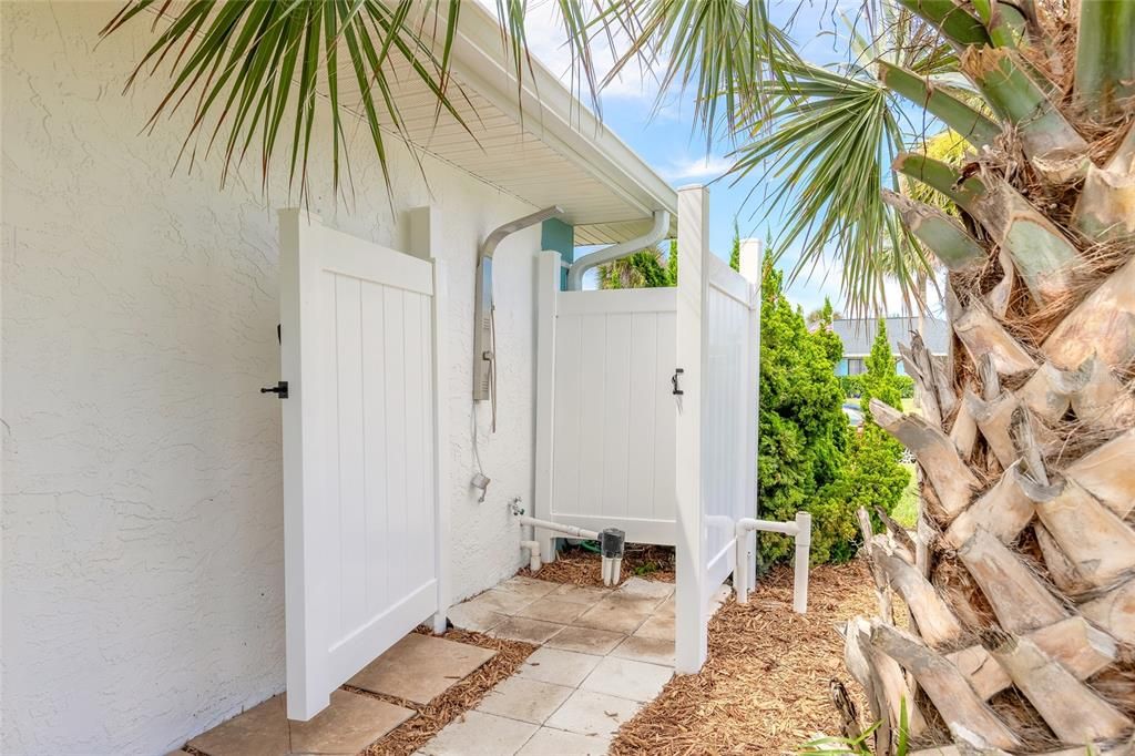 Walking or at the beach? Convenient outside shower !