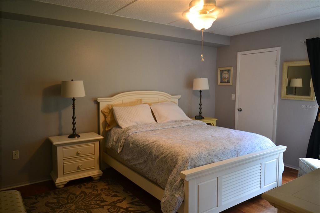 Active With Contract: $1,800 (2 beds, 2 baths, 1054 Square Feet)