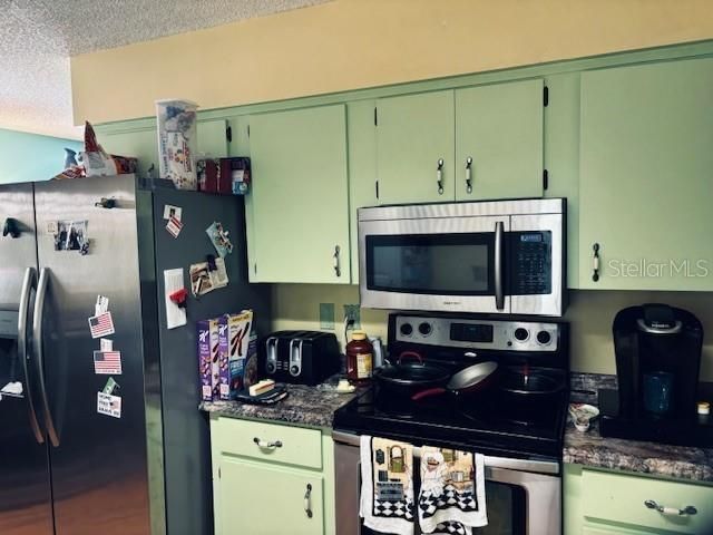 Kitchen -    With All Appliances Stays