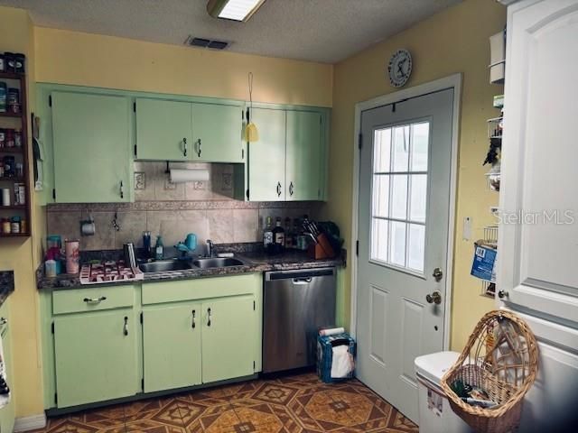 Kitchen - Exit    to Carport