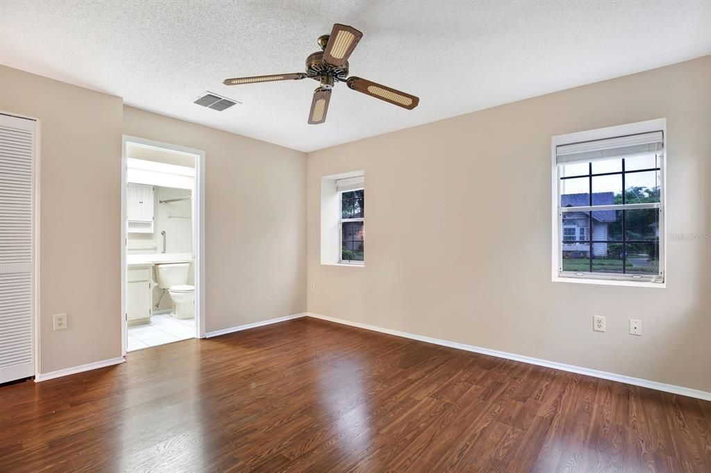 Active With Contract: $179,900 (2 beds, 2 baths, 1105 Square Feet)