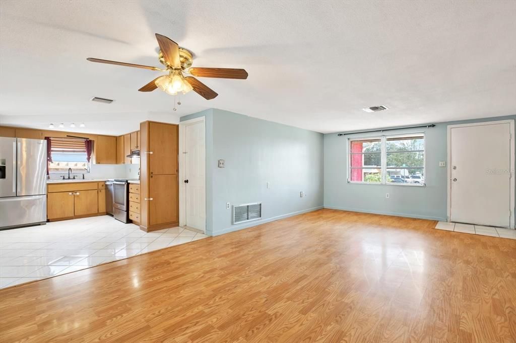 For Sale: $275,000 (2 beds, 2 baths, 1182 Square Feet)